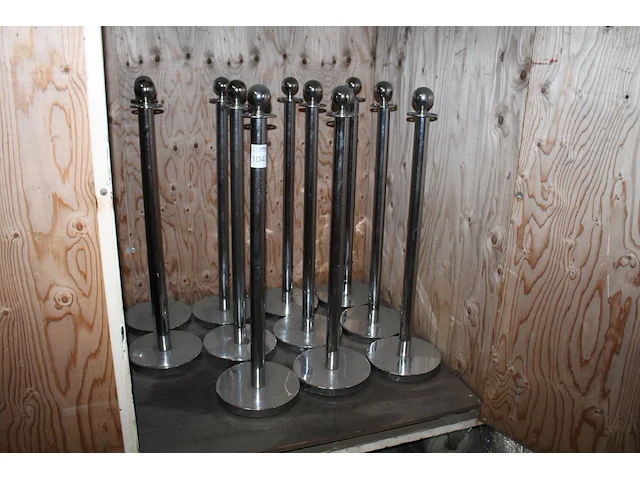 Elf afzetpaaltjes, hoogte 110 cm, in transportkar incl. transportkar - afbeelding 1 van  2