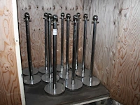 Elf afzetpaaltjes, hoogte 110 cm, in transportkar incl. transportkar - afbeelding 1 van  2