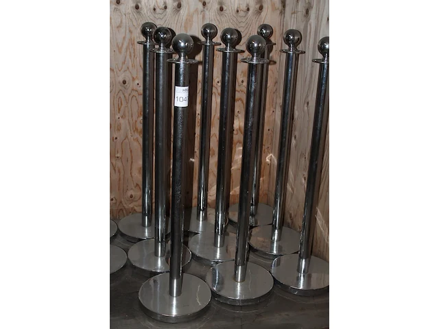 Elf afzetpaaltjes, hoogte 110 cm, in transportkar incl. transportkar - afbeelding 2 van  2