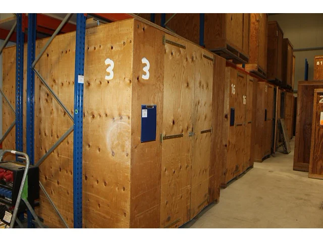 Elf opslagboxen met afmeting ca 220 x 240 x 225 cm. - afbeelding 1 van  2