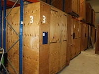 Elf opslagboxen met afmeting ca 220 x 240 x 225 cm.