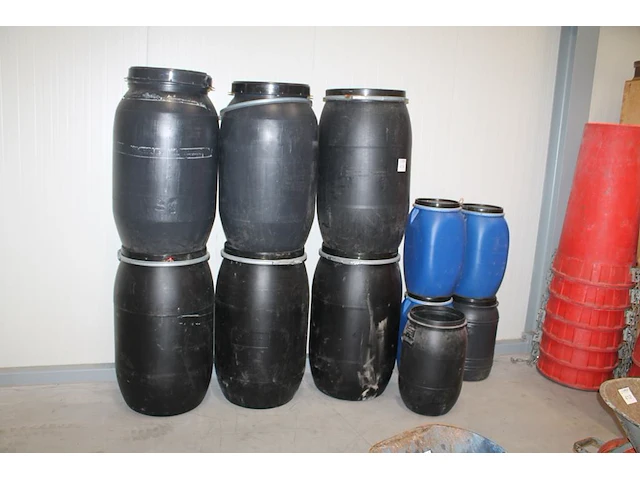 Elf tonnen in 5 maten 50 en 200 liter. - afbeelding 1 van  1