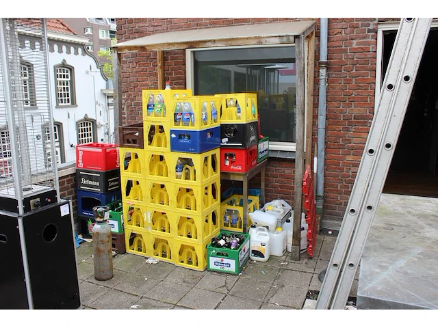 Emballage waaronder kratten, flessen en zeven fusten. - afbeelding 3 van  4