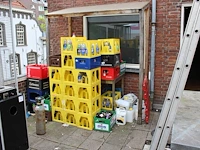 Emballage waaronder kratten, flessen en zeven fusten. - afbeelding 3 van  4