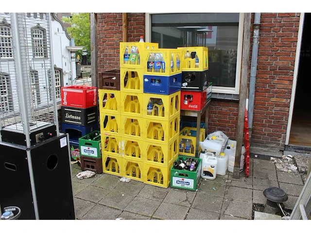 Emballage waaronder kratten, flessen en zeven fusten. - afbeelding 4 van  4