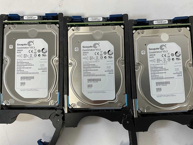 Emc (ktn-stl3) 11x 3 tb sas(st3000nm0023) - 2x 3 tb sas(hus724030als640) - 2x 4 tb sas(0f27003) disk array enclosure storage - afbeelding 2 van  12