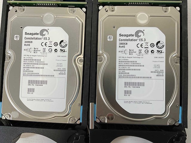 Emc (ktn-stl3) 11x 3 tb sas(st3000nm0023) - 2x 3 tb sas(hus724030als640) - 2x 4 tb sas(0f27003) disk array enclosure storage - afbeelding 12 van  12