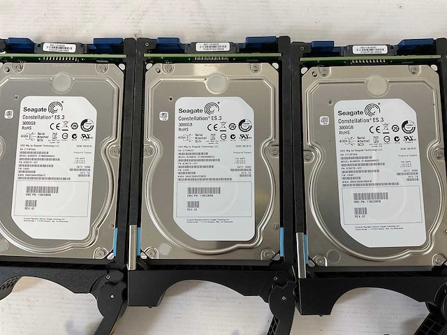 Emc (ktn-stl3) 12x 3 tb sas(st3000nm0023) - 1x 3 tb sas(hus724030als640) - 1x 4 tb sas(0f27003) disk array enclosure storage - afbeelding 2 van  12