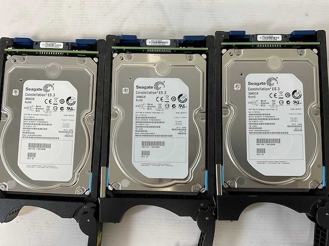 Emc (ktn-stl3) 12x 3 tb sas(st3000nm0023) - 1x 3 tb sas(hus724030als640) - 1x 4 tb sas(0f27003) disk array enclosure storage - afbeelding 3 van  12