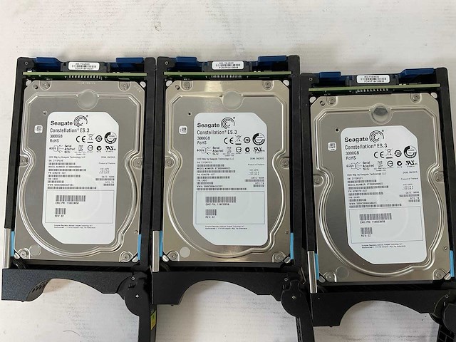 Emc (ktn-stl3) 12x 3 tb sas(st3000nm0023) - 1x 3 tb sas(hus724030als640) - 1x 4 tb sas(0f27003) disk array enclosure storage - afbeelding 12 van  12