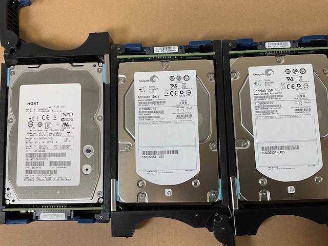 Emc (stpe15) 10x 300 gb sas(st3300657ss) - 1x 300 gb sas(hus156030vls600) disk array enclosure - afbeelding 2 van  13