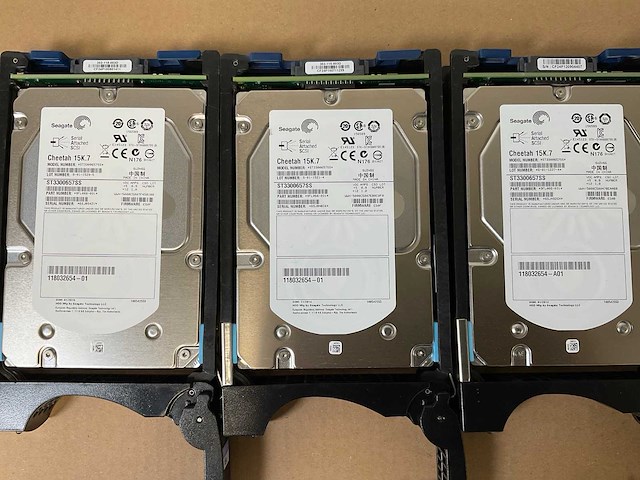 Emc (stpe15) 10x 300 gb sas(st3300657ss) - 1x 300 gb sas(hus156030vls600) disk array enclosure - afbeelding 3 van  13