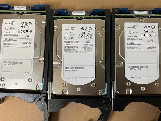 Emc (stpe15) 10x 300 gb sas(st3300657ss) - 1x 300 gb sas(hus156030vls600) disk array enclosure - afbeelding 4 van  13