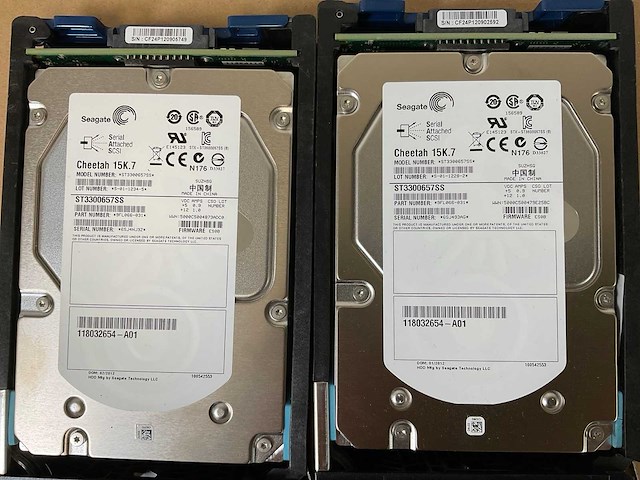 Emc (stpe15) 10x 300 gb sas(st3300657ss) - 1x 300 gb sas(hus156030vls600) disk array enclosure - afbeelding 5 van  13