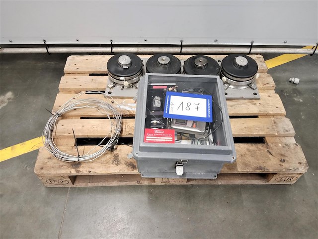 Emery winslow - afbeelding 2 van  9