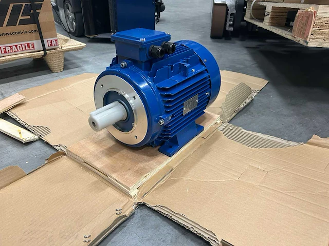 Emk - t2a 132s2-2 7,5kw b3 mounting - elektromotor (2x) - afbeelding 1 van  6