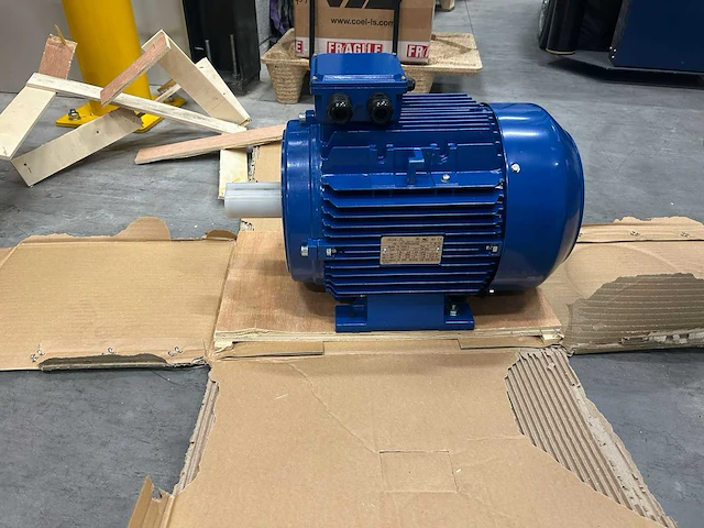 Emk - t2a 132s2-2 7,5kw b3 mounting - elektromotor (2x) - afbeelding 2 van  6