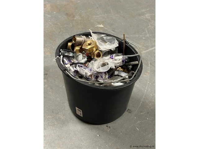 Emmer met installatiematerialen - afbeelding 1 van  2