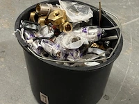 Emmer met installatiematerialen - afbeelding 1 van  2