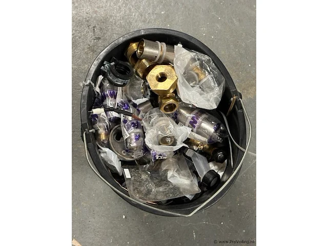 Emmer met installatiematerialen - afbeelding 2 van  2
