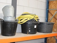 Emmers en kuipen op schap. - afbeelding 1 van  2