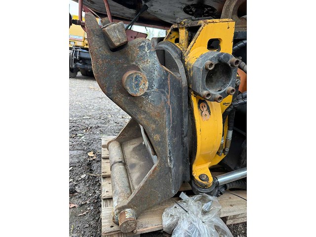 Engcon - 2011 - ec20b-cw30 - draaikantelstuk - afbeelding 8 van  10