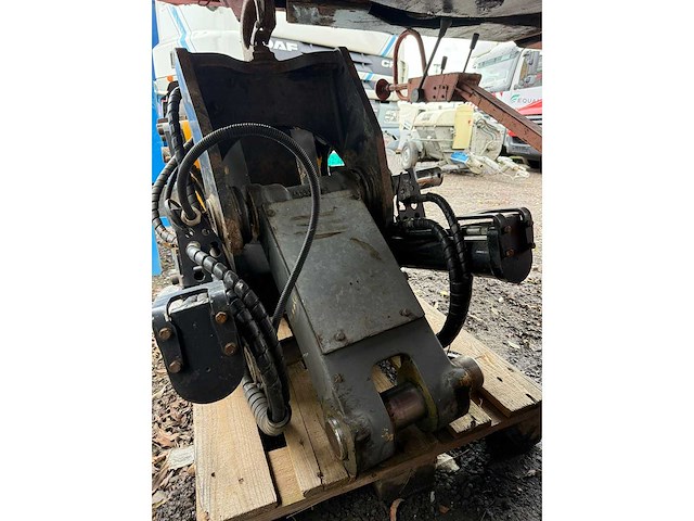 Engcon - 2011 - ec20b-cw30 - draaikantelstuk - afbeelding 10 van  10