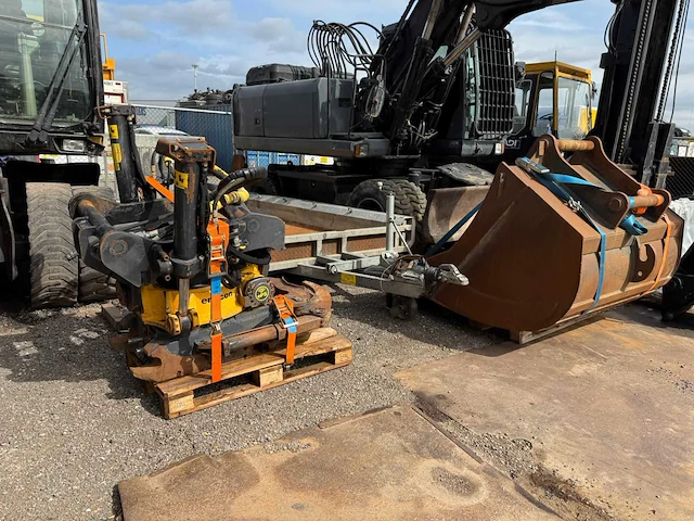 Engcon - 2020 - 233sp-qs80cr - tiltrotator - afbeelding 6 van  11