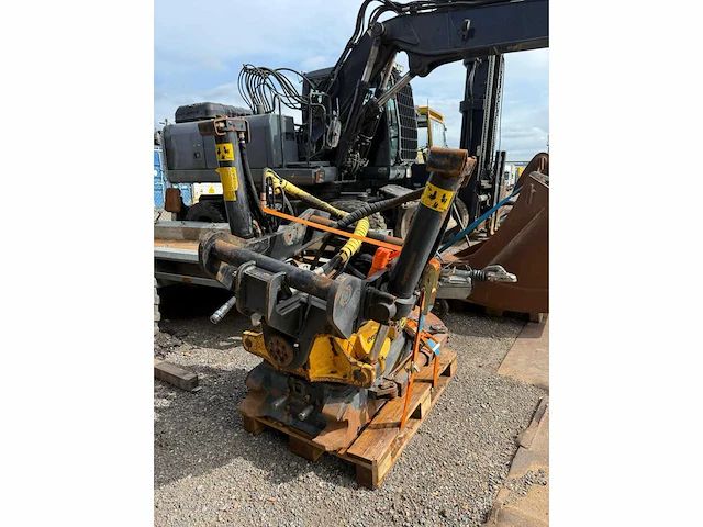 Engcon - 2020 - 233sp-qs80cr - tiltrotator - afbeelding 7 van  11
