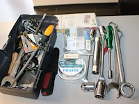 Enkele handgereedschappen in en om gereedschapskist - afbeelding 1 van  2