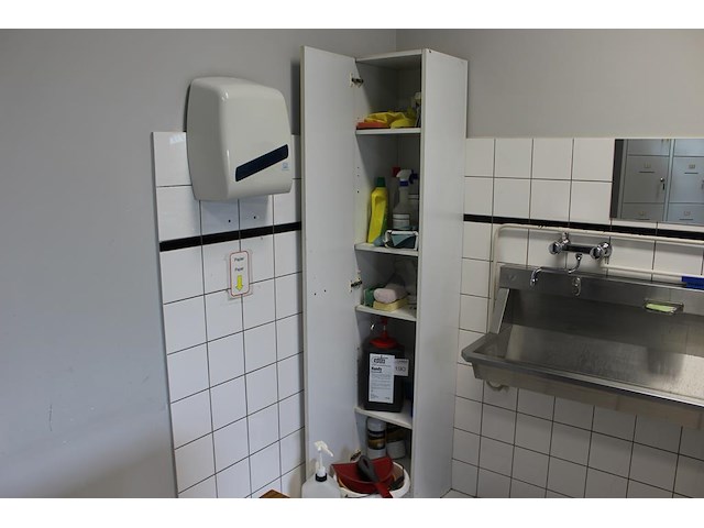 Enkele schoonmaakproducten in en voor kast. - afbeelding 1 van  2