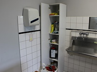 Enkele schoonmaakproducten in en voor kast.