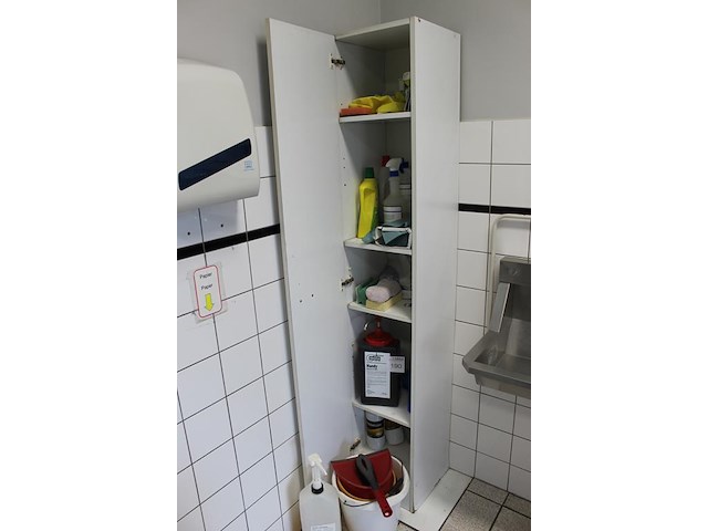Enkele schoonmaakproducten in en voor kast. - afbeelding 2 van  2