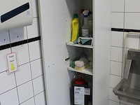 Enkele schoonmaakproducten in en voor kast. - afbeelding 2 van  2