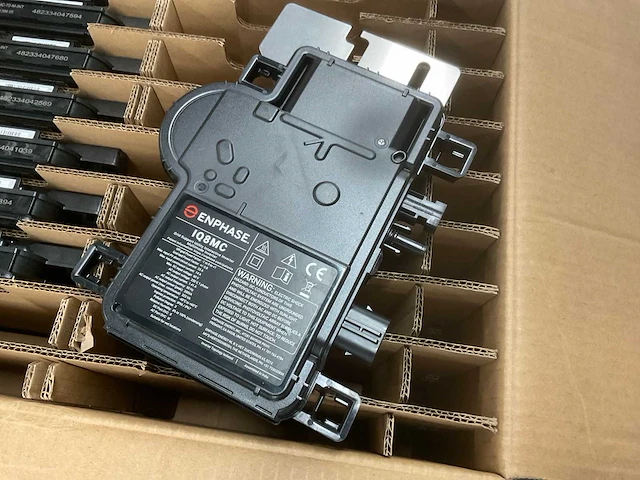 Enphase iq8mc-72-m-int micro omvormer (8x) - afbeelding 2 van  4
