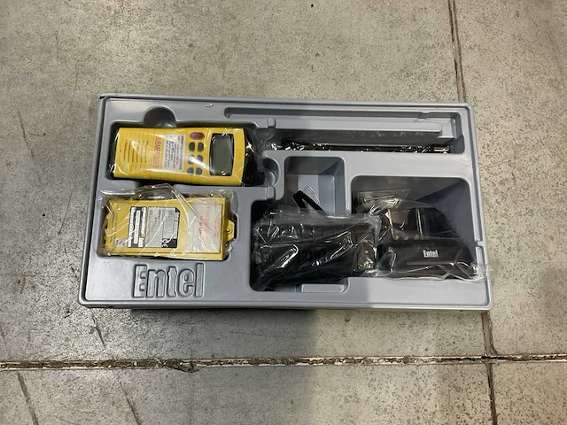 Entel ht649 gmdss marine radio (2x) - afbeelding 1 van  7