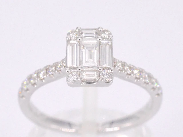 Entourage ring met baguette en briljant geslepen diamanten - afbeelding 2 van  12