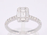 Entourage ring met baguette en briljant geslepen diamanten - afbeelding 1 van  12