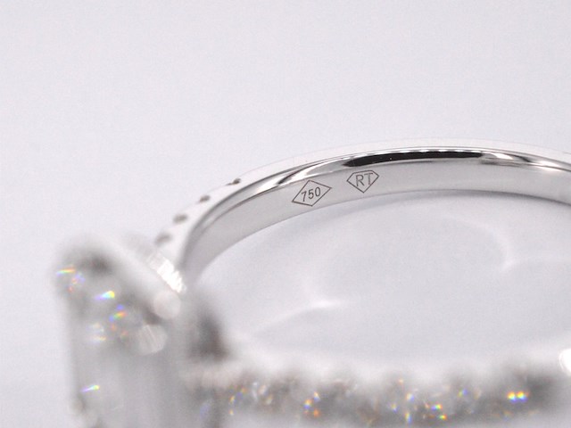 Entourage ring met baguette en briljant geslepen diamanten - afbeelding 12 van  12