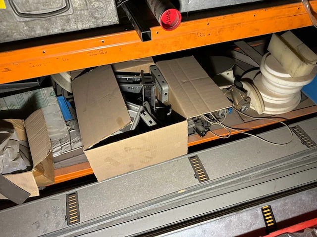 Entresol inhoud met diverse onderdelen, gereedschappen en accessoires - afbeelding 4 van  19