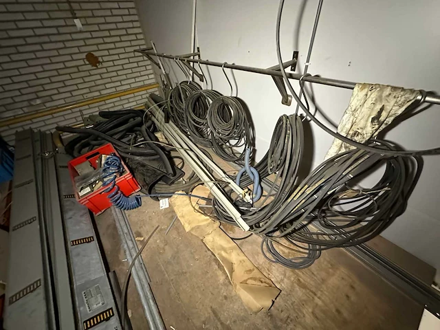 Entresol inhoud met diverse onderdelen, gereedschappen en accessoires - afbeelding 8 van  19
