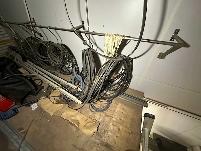 Entresol inhoud met diverse onderdelen, gereedschappen en accessoires - afbeelding 9 van  19