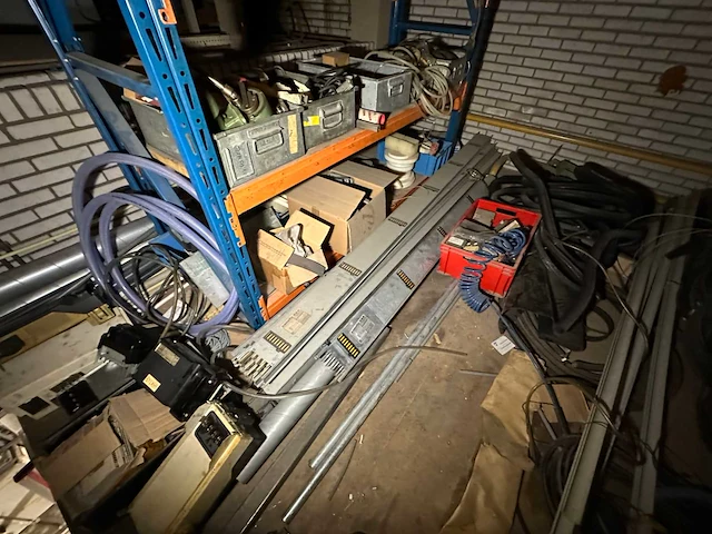 Entresol inhoud met diverse onderdelen, gereedschappen en accessoires - afbeelding 10 van  19