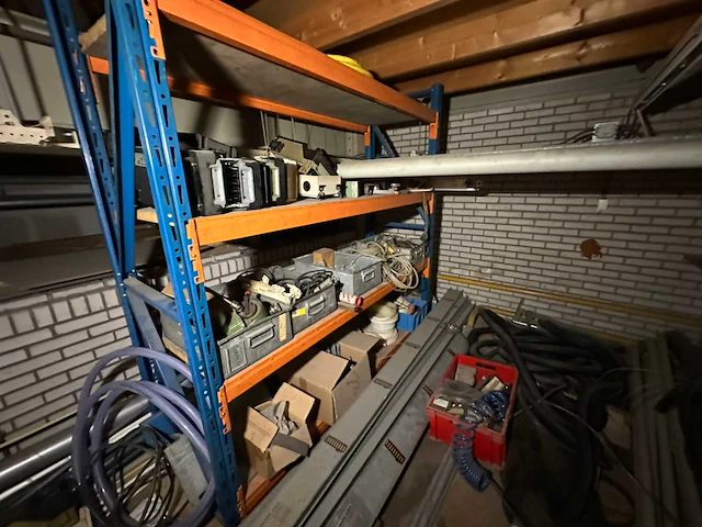 Entresol inhoud met diverse onderdelen, gereedschappen en accessoires - afbeelding 1 van  19