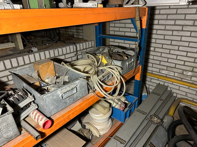 Entresol inhoud met diverse onderdelen, gereedschappen en accessoires - afbeelding 17 van  19