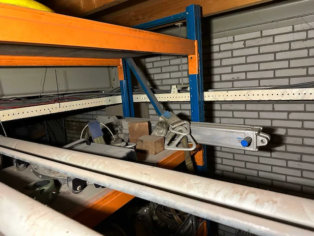 Entresol inhoud met diverse onderdelen, gereedschappen en accessoires - afbeelding 18 van  19