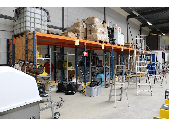 Entresolvloer bestaande uit 13 staander met afmeting 60 x 250cm, 22 liggers met lengte 250 cm, 10 verbindin... - afbeelding 1 van  4