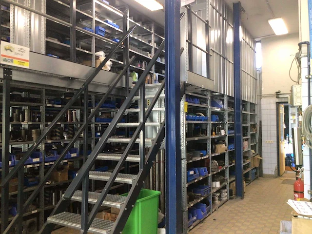 Entresolvloer met magazijnstellingen - afbeelding 1 van  13
