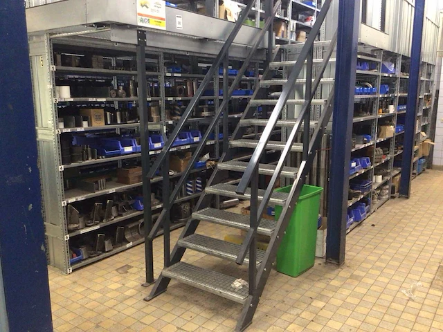 Entresolvloer met magazijnstellingen - afbeelding 7 van  13