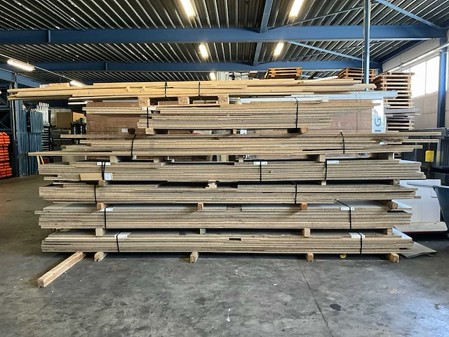 Entresolvloer met trap en leuning circa 15x10mtr - afbeelding 2 van  19